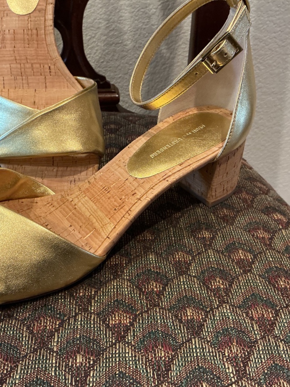 Gold Diane Von Furstenbeg leather sandals & matching purse. Purse is not DVF. - Picture 3 of 11